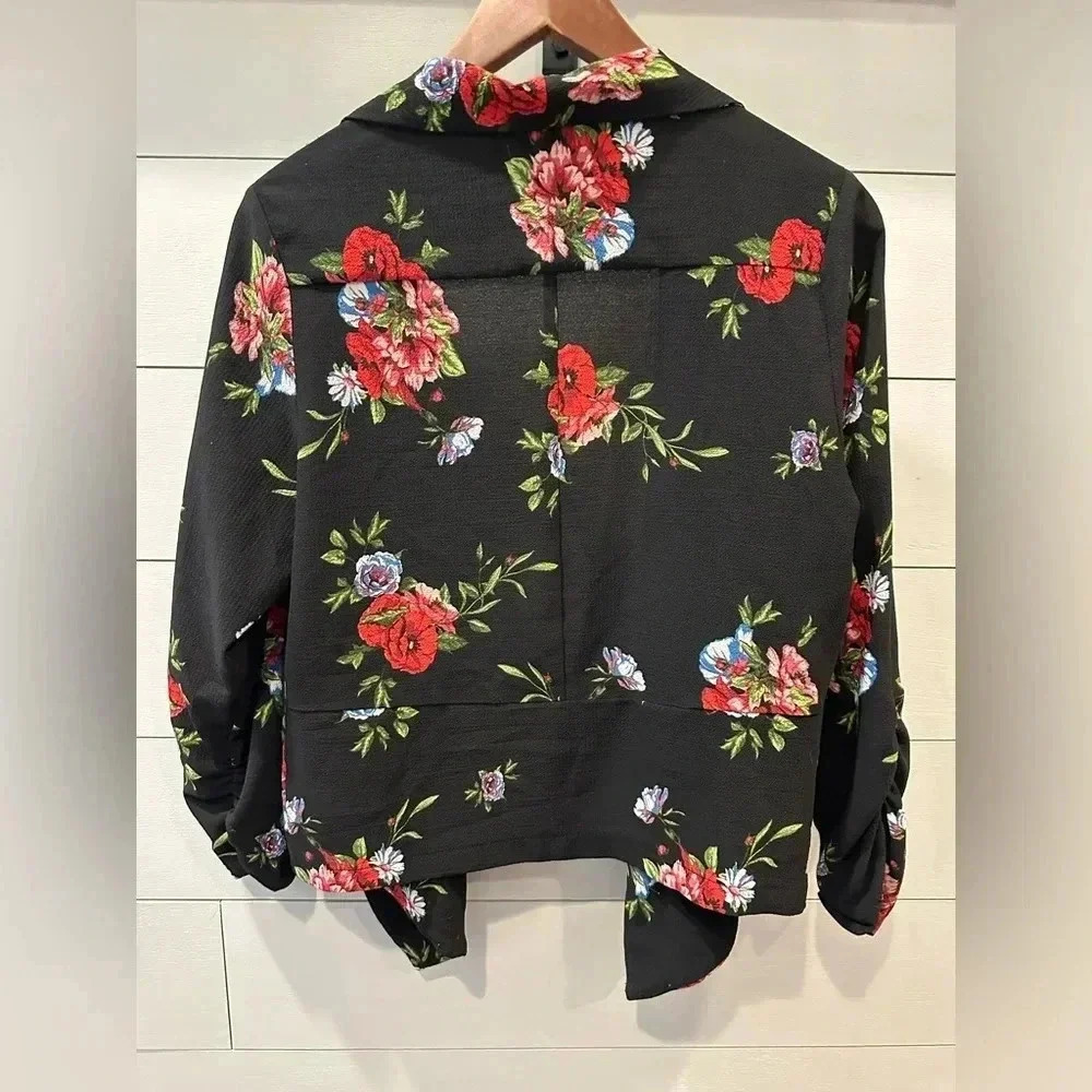 2Sable Black Floral Crop Blazer- size Large - Picture 6 of 6